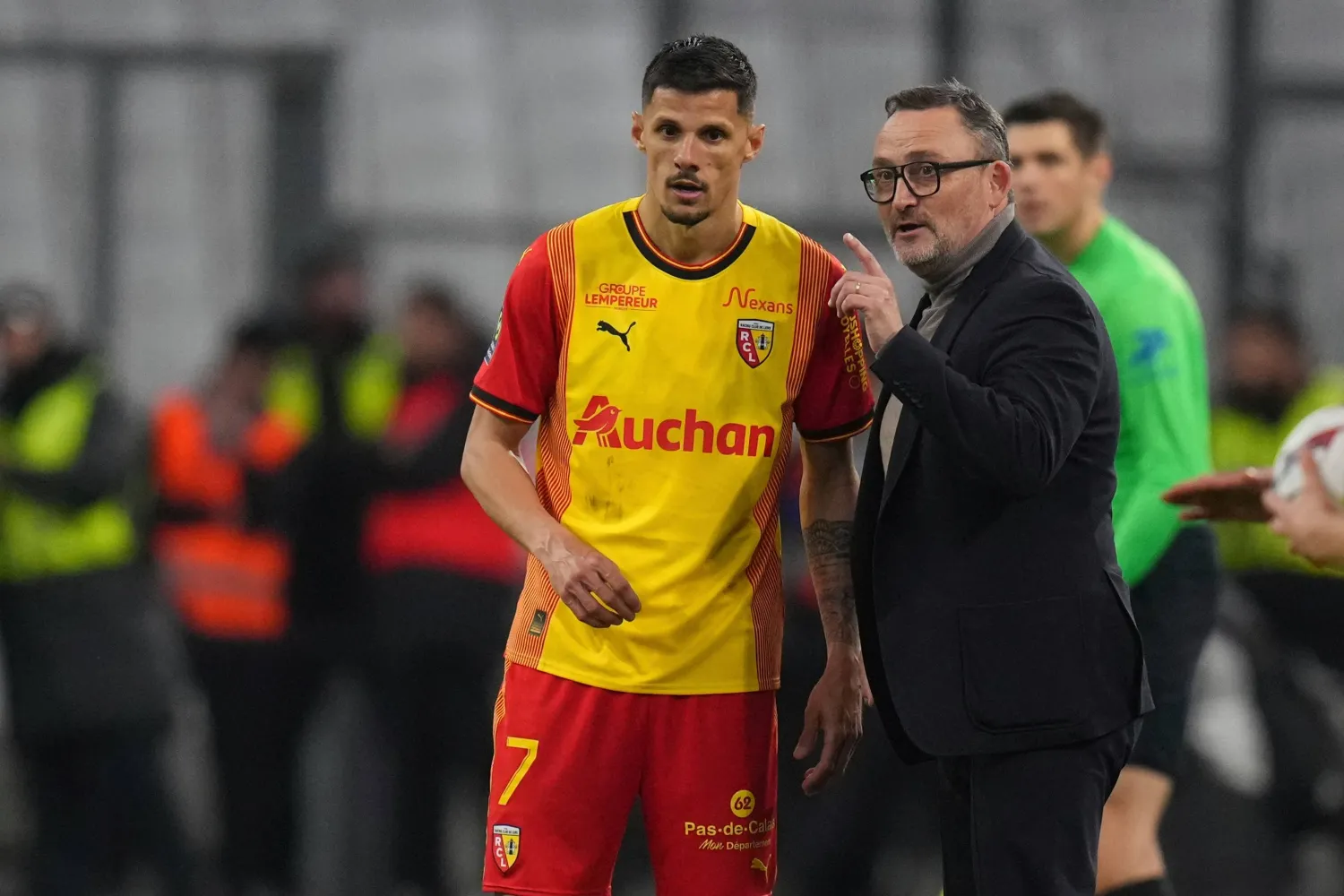 FILE - Lens' head coach Franck Haise talks to Lens' Florian Sotoca during a French League One soccer match between Marseille and Lens at the Stade Velodrome stadium in Marseille, France, Sunday, April 28, 2024. (AP Photo/Daniel Cole. file)