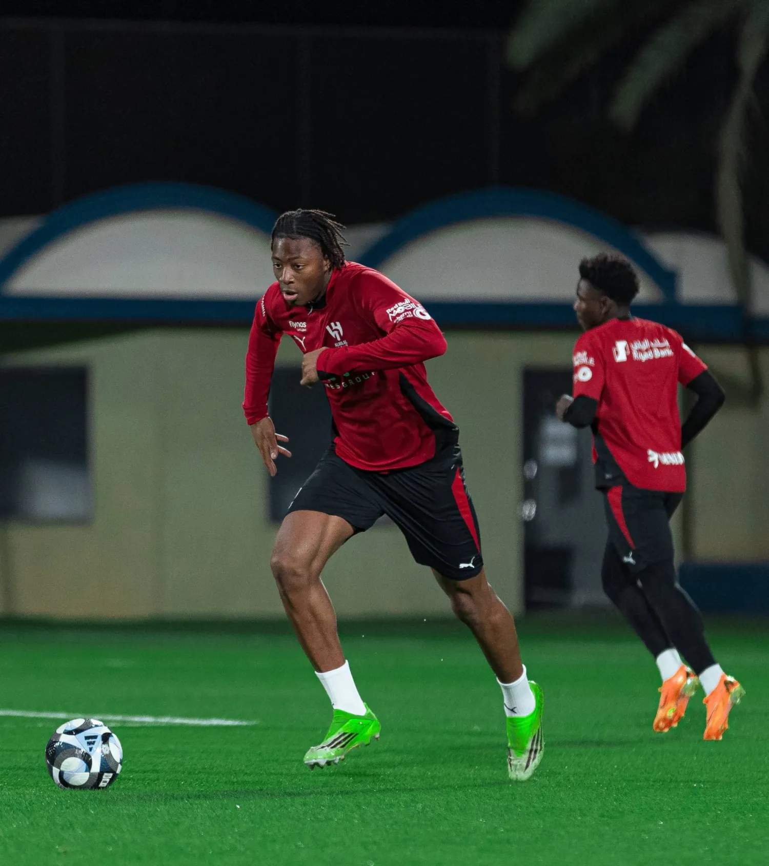 محمد ميتي خلال استعدادات الهلال للمباراة (موقع النادي)