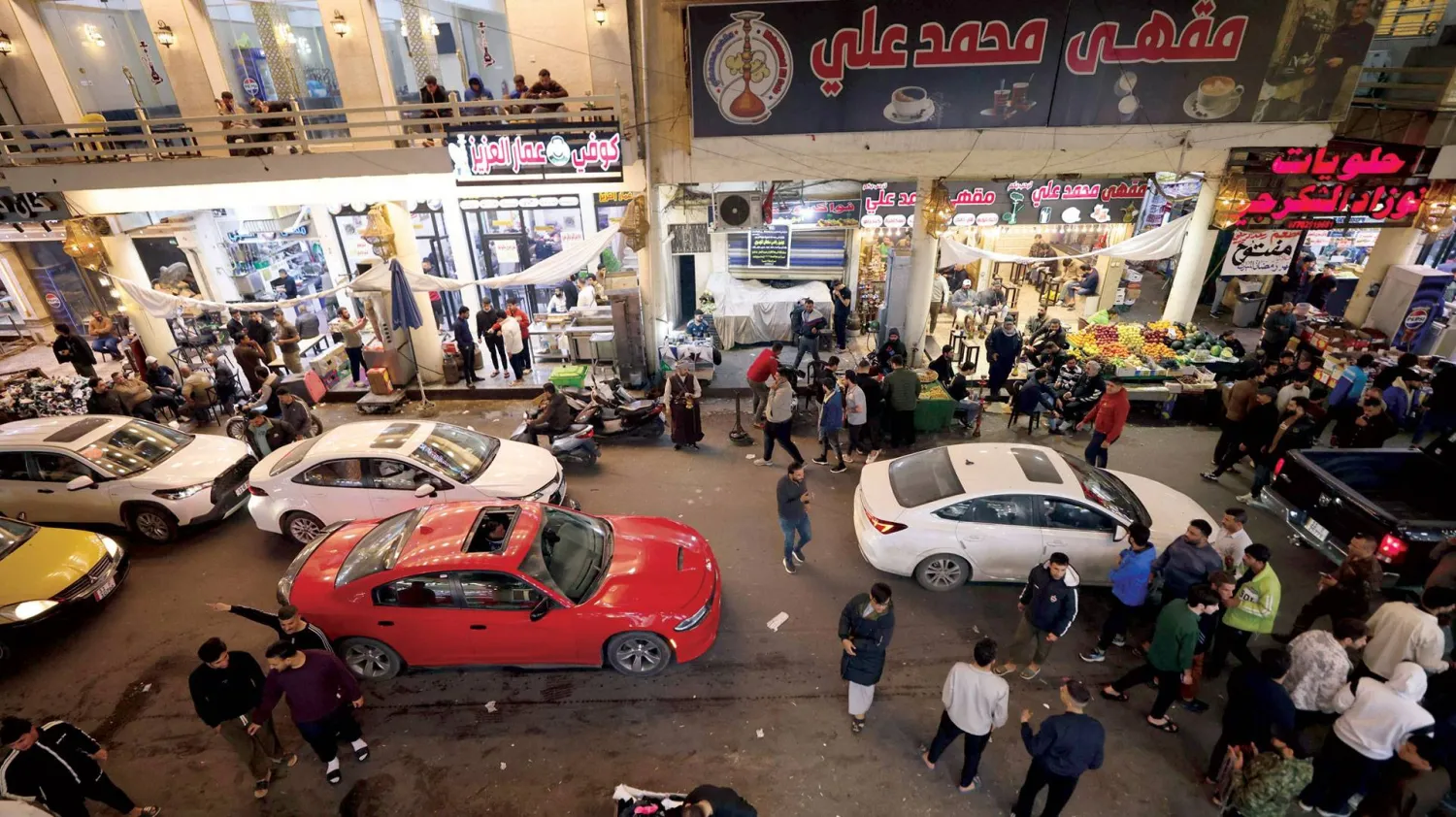  حركة رمضانية في شارع بإحدى ضواحي بغداد أمس (أ.ف.ب)