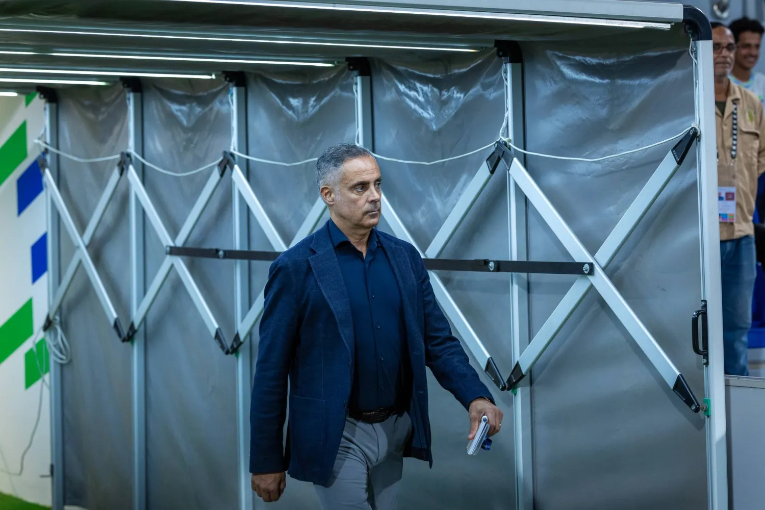 غوميز مدرب فريق الفتح (تصوير: عيسى الدبيسي) 