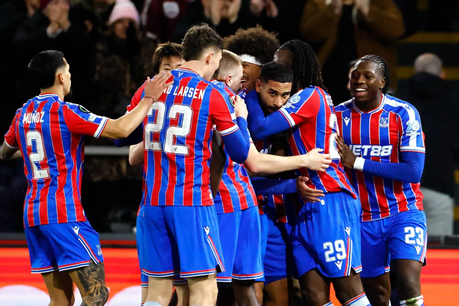 فرحة لاعبي كريستال بالاس بالهدف الثاني (إ.ب.أ)