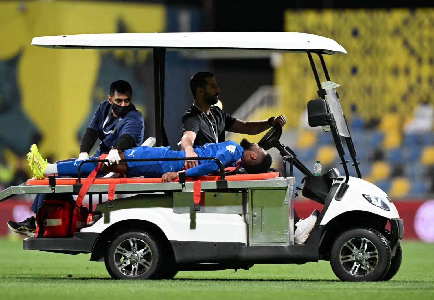 لحظة إصابة اليامي خلال مواجهة التعاون والهلال (تصوير: بشير صالح) 