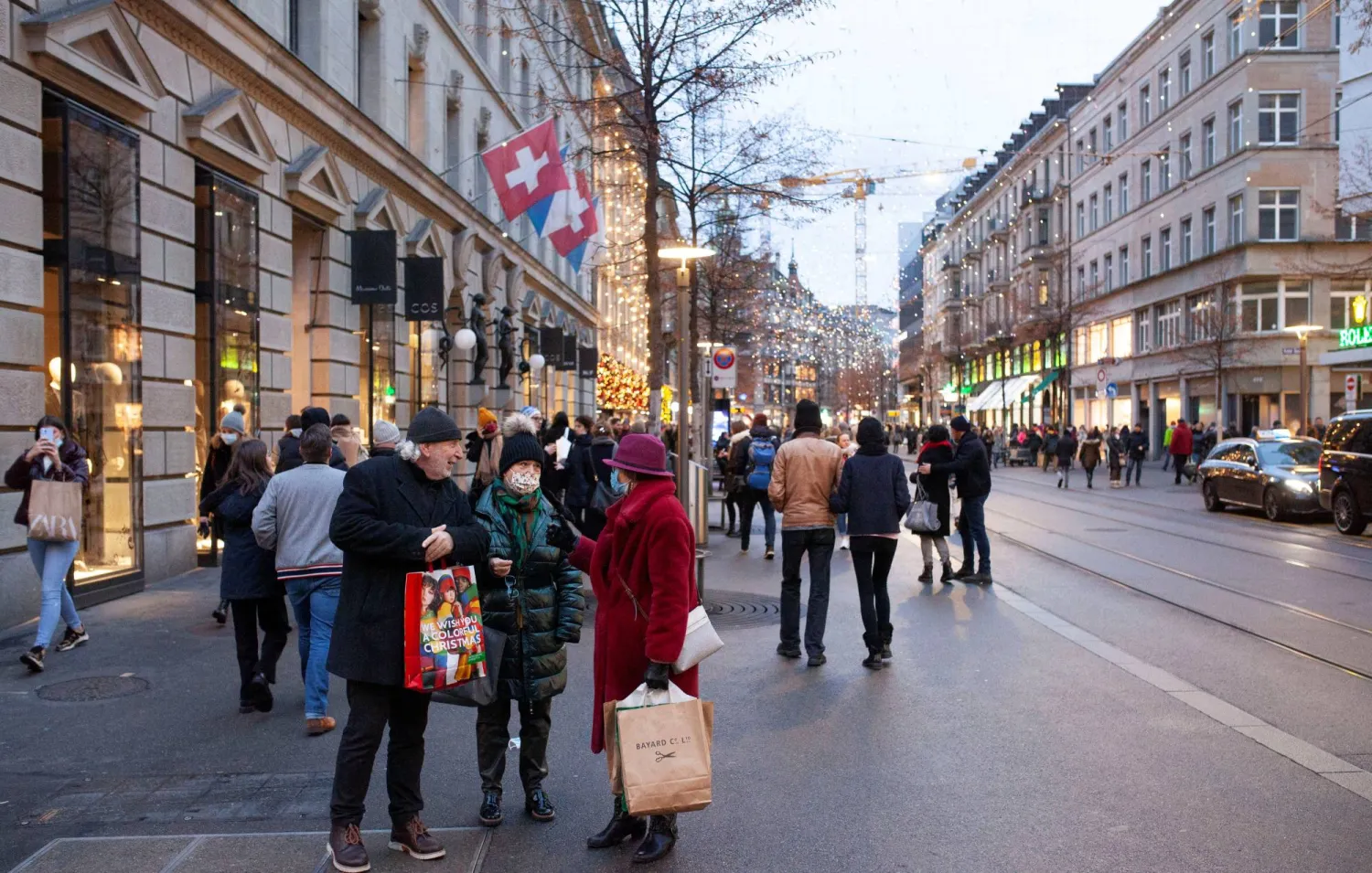 متسوقون في شارع بانهوفشتراسه في زيوريخ (رويترز)