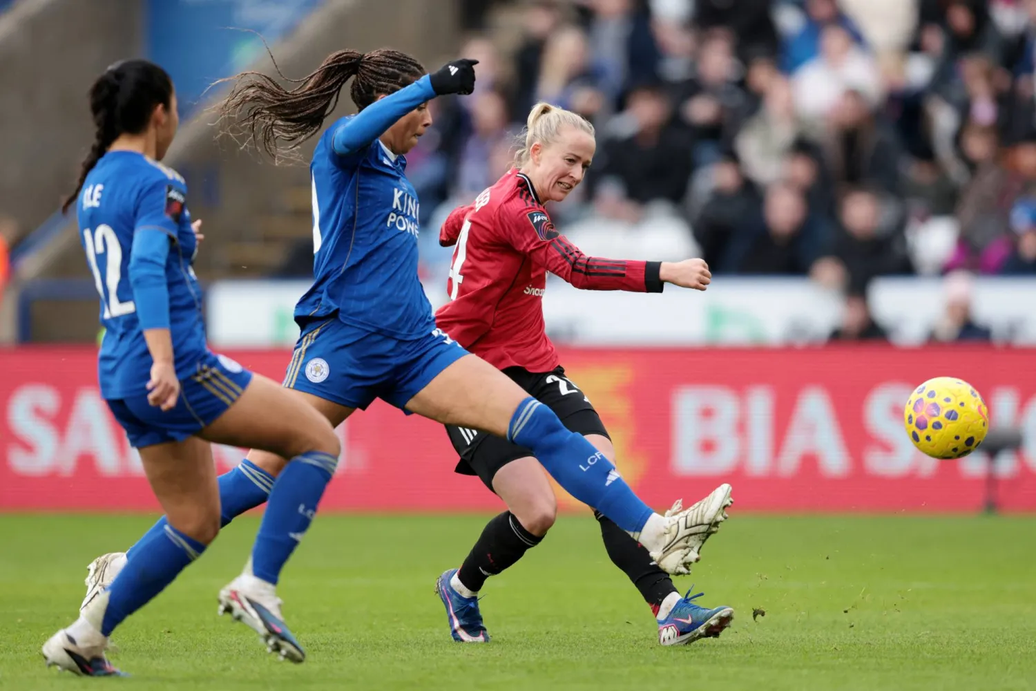 المهاجمة ليا شولر لاعبة مان يونايتد (رويترز)