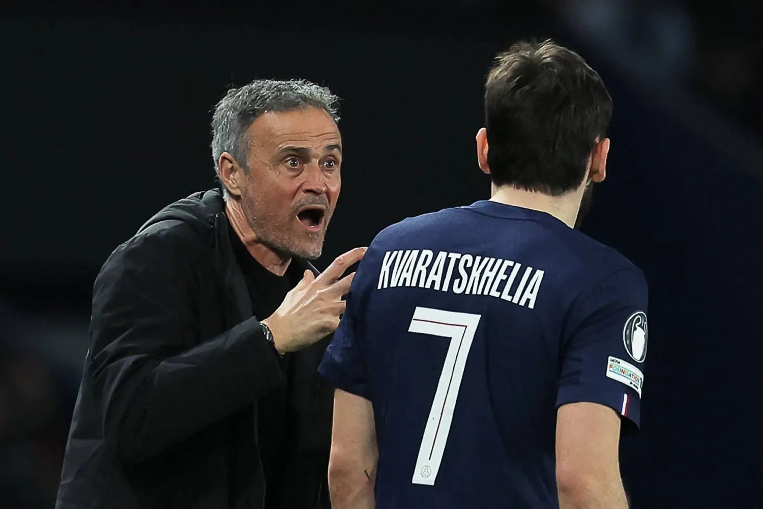 Paris Saint-Germain's Spanish headcoach Luis Enrique (L) reacts as he speaks with Paris Saint-Germain's Georgian forward #07 Khvicha Kvaratskhelia (R) during the UEFA Champions League play-off second leg football match between Paris Saint-Germain (PSG) and AS Monaco at the Parc des Princes stadium in Paris on February 25, 2026. (Photo by Thomas SAMSON / AFP)