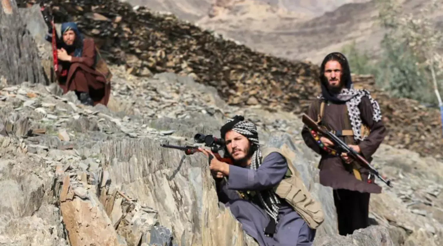 Afghan Taliban soldiers aim rifles at the Pakistani side of the Torkham border crossing with Afghanistan, February 27, 2026. © Wahidullah Kakar, AP
