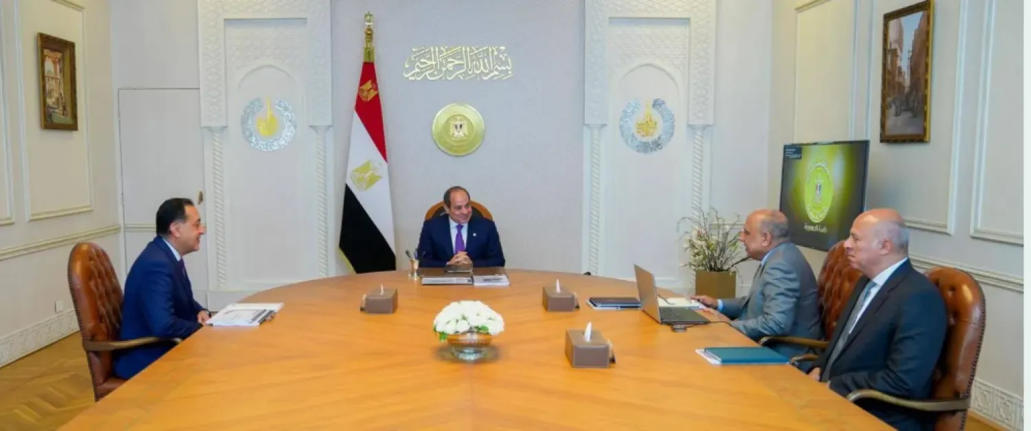 الرئيس المصري عبد الفتاح السيسي خلال اجتماع مع رئيس الوزراء ووزير الكهرباء منتصف فبراير الحالي (الرئاسة المصرية)