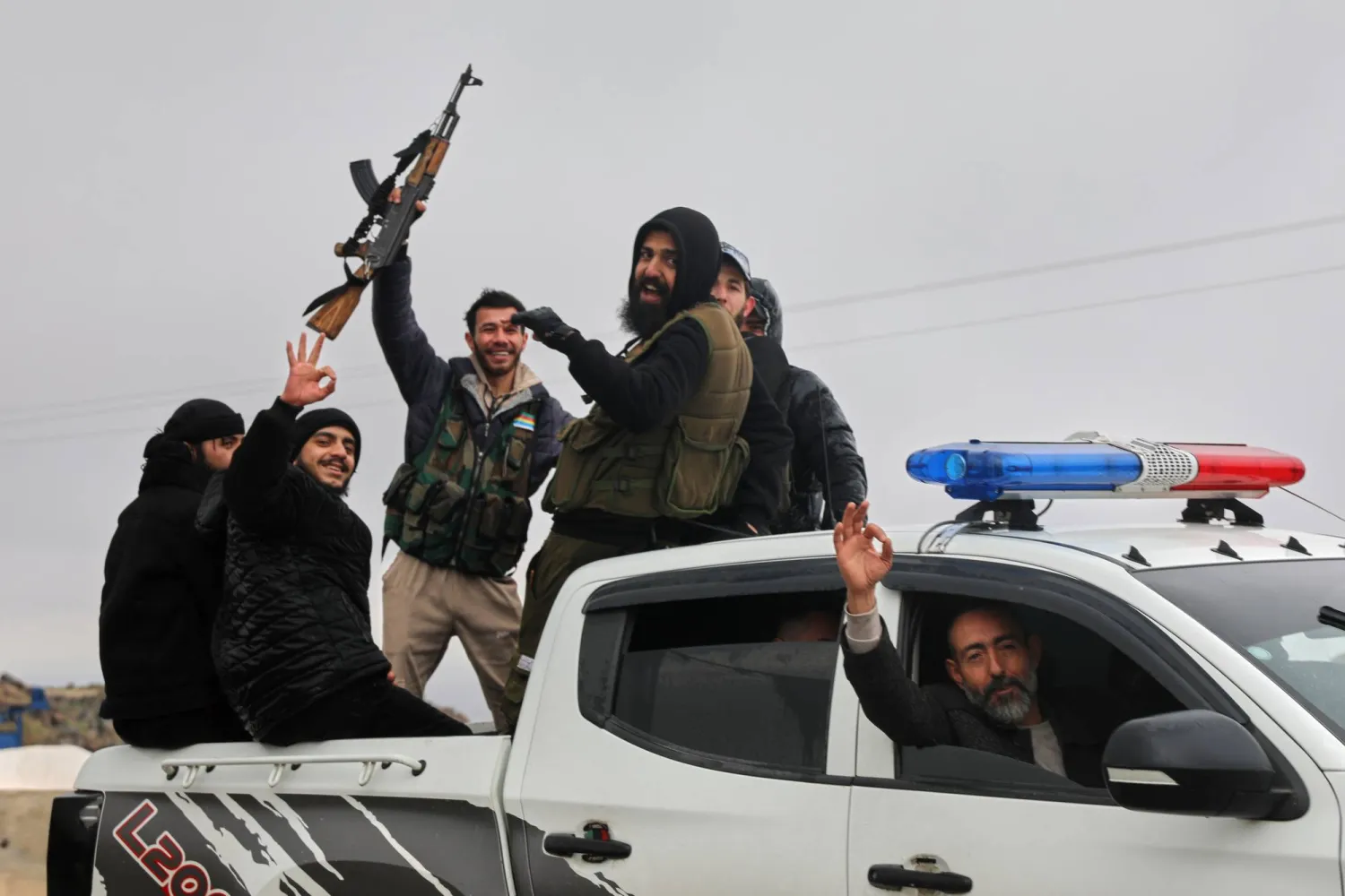 مقاتلون دروز خلال عملية تبادل المحتجزين في السويداء الخميس (أ.ب)