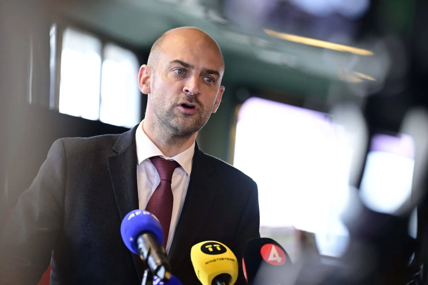 وزير الخارجية الفرنسي جان نويل بارو في مؤتمر صحافي عقب الاجتماع الثنائي على متن حاملة الطائرات الفرنسية شارل ديغول (R91) في ميناء مدينة مالمو بالسويد يوم الجمعة 27 فبراير 2026 (أسوشييتد برس)