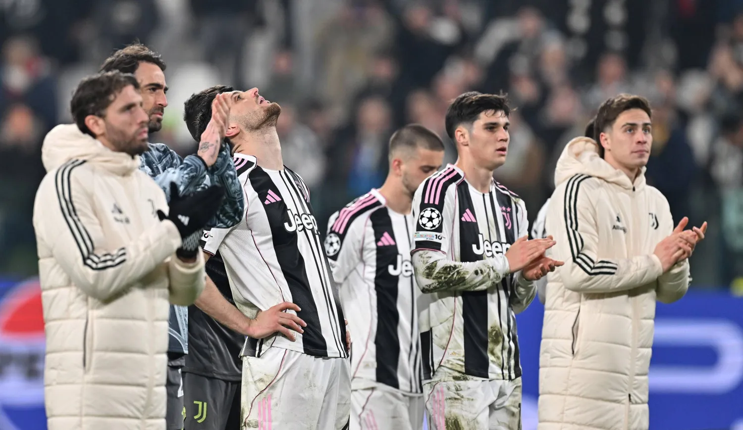 لاعبو يوفنتوس وأحزان الإقصاء الأوروبي الصادم (إ.ب.أ)