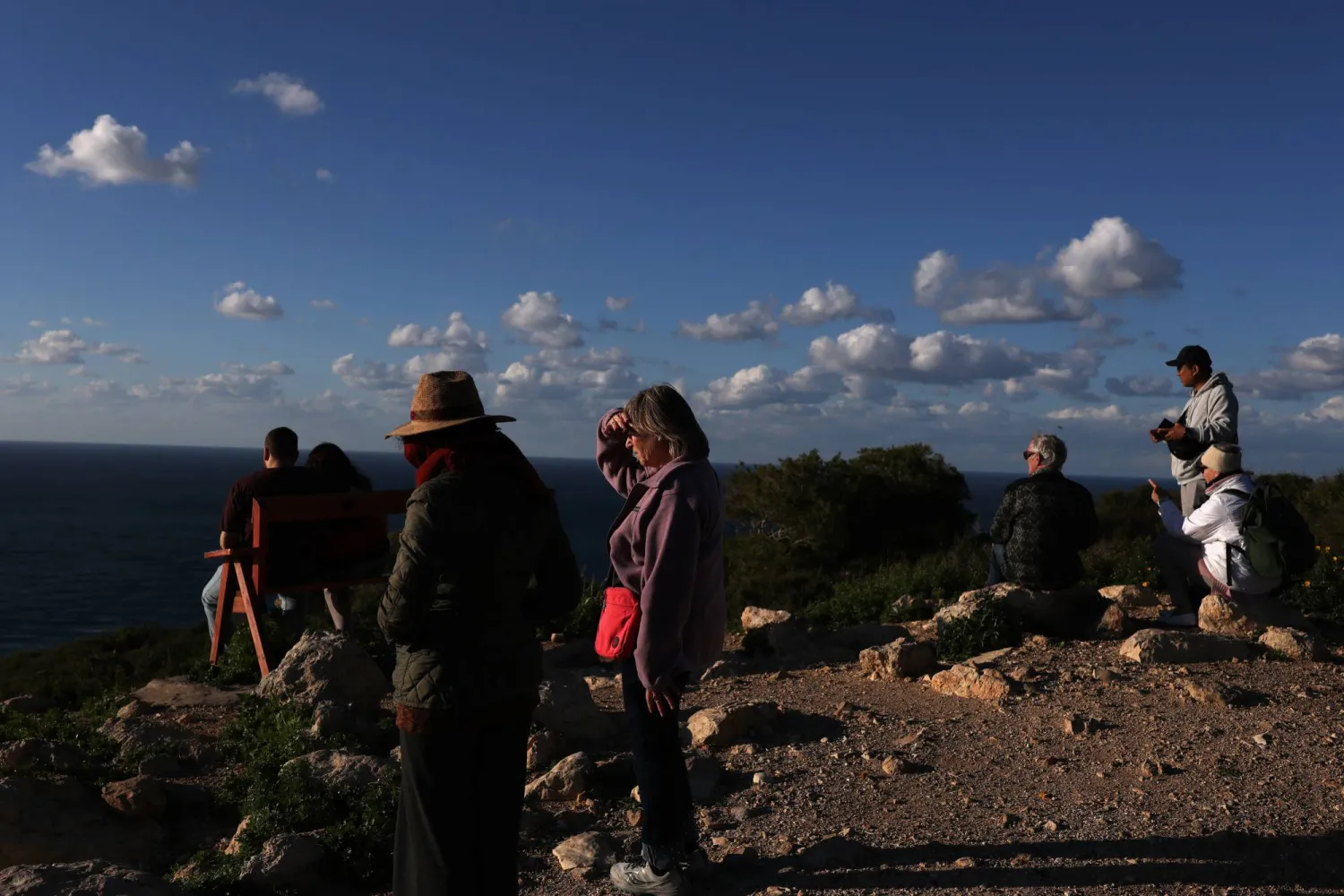 إسرائيليون في حيفا يترقبون وصول حاملة الطائرات الأميركية «جيرالد فورد» (إ.ب.أ)