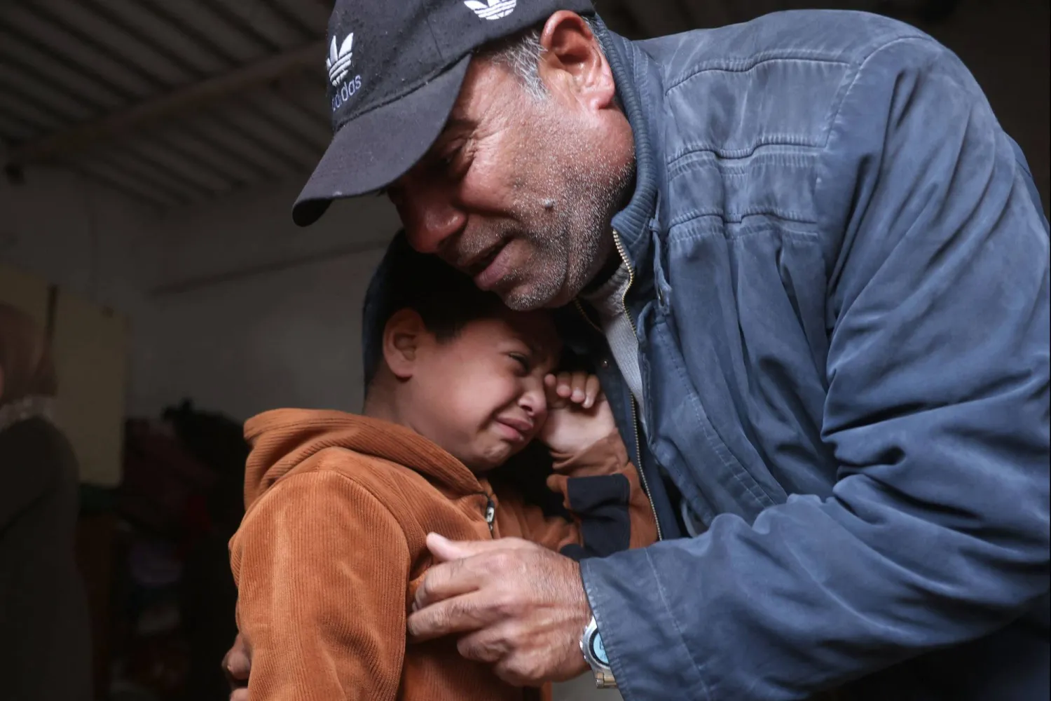 طفل فلسطيني يبكي أحد أقاربه الذي قُتل في غارات إسرائيلية على خان يونس جنوب قطاع غزة (أ.ف.ب)