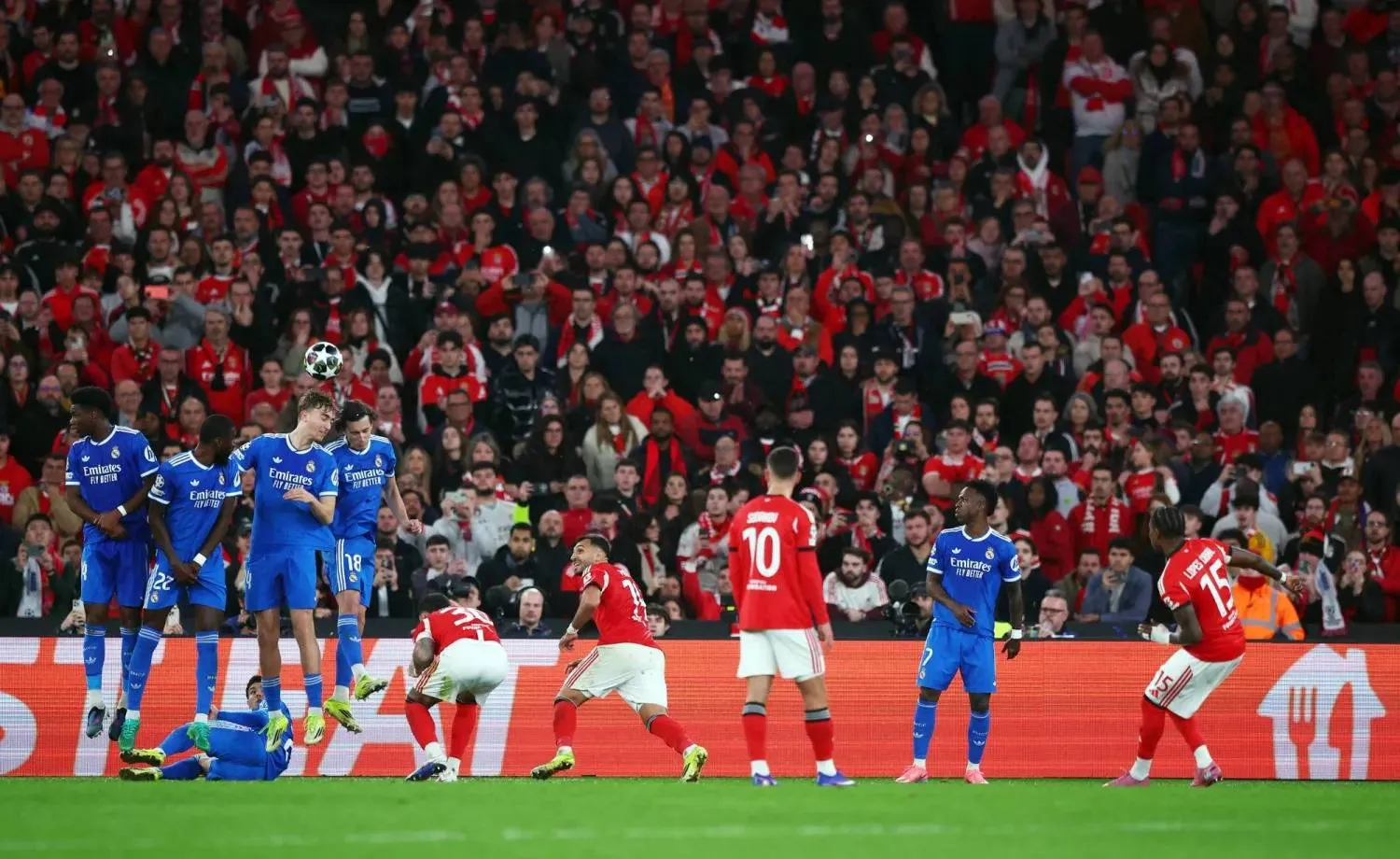 جماهير بنفيكا في مواجهة ريال مدريد (رويترز)