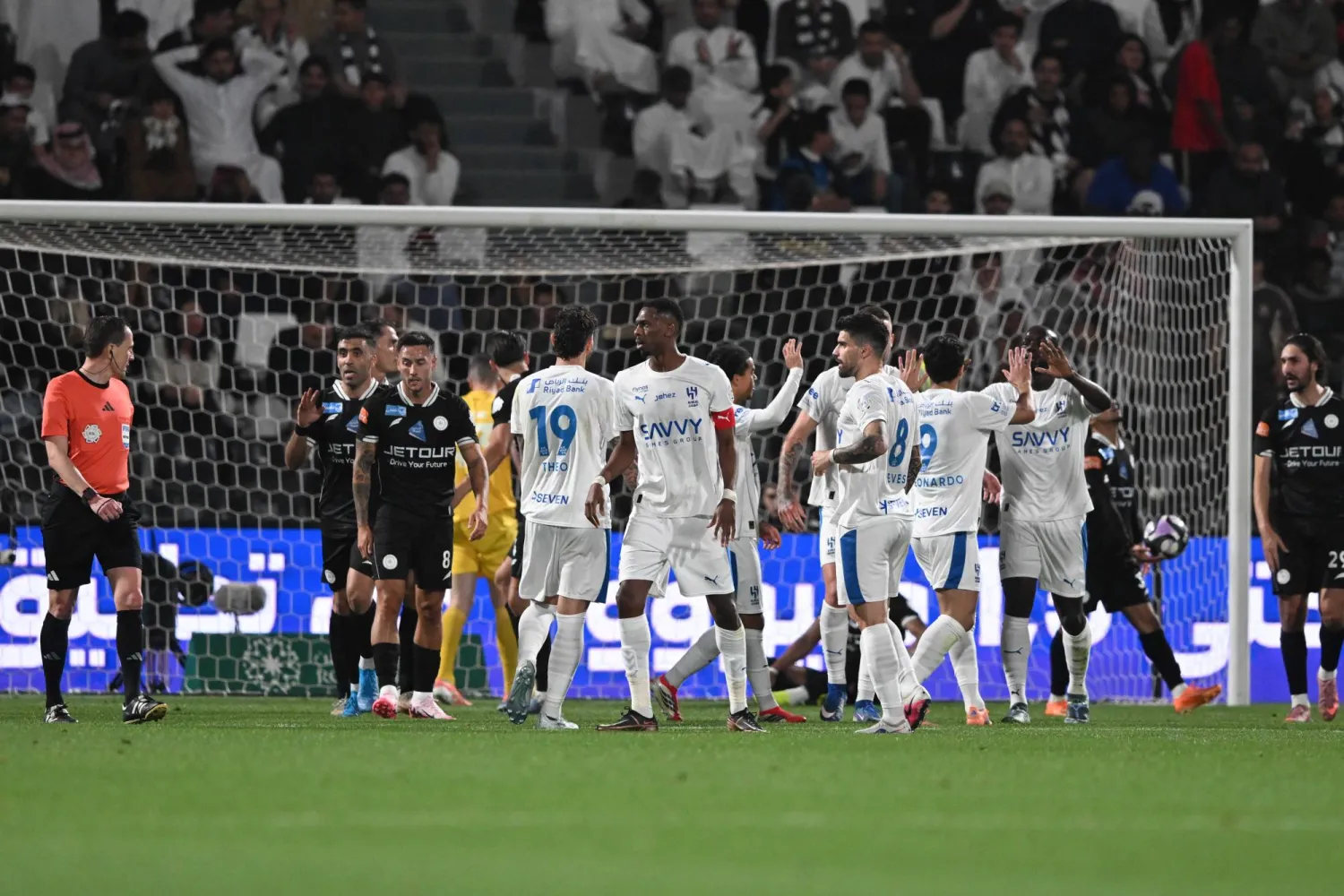 فرحة هلالية بعد هدف كنو (تصوير: عبد الرحمن السالم)