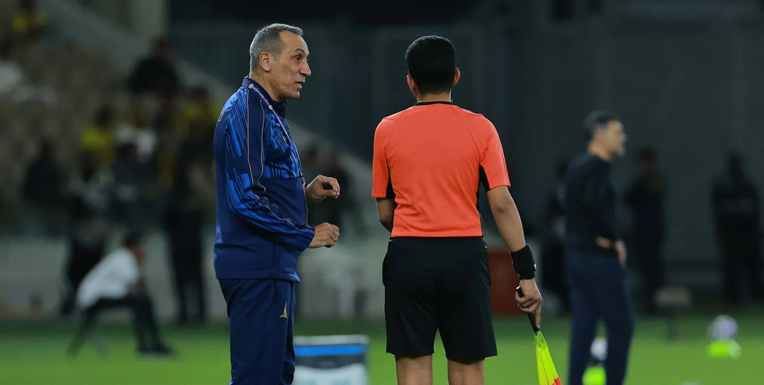 دونيس عبّر عن غضبه من أداء حكم المباراة في مواجهة فريقه أمام الاتحاد (تصوير: محمد المانع)