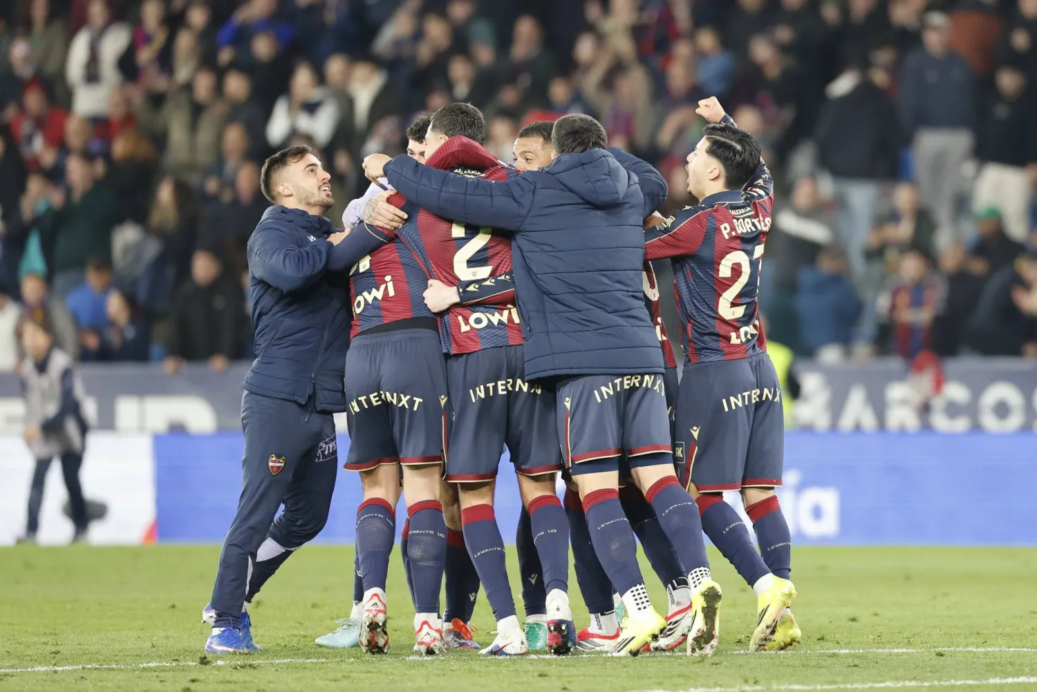 لاعبو ليفانتي يحتفلون بالفوز (إ.ب.أ)