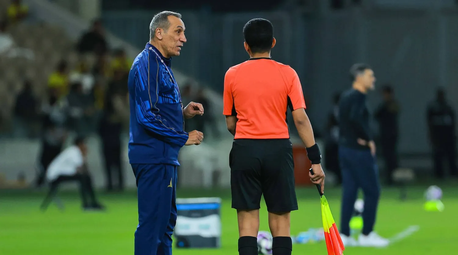 دونيس يناقش رجل الخط خلال المباراة (تصوير: محمد المانع)