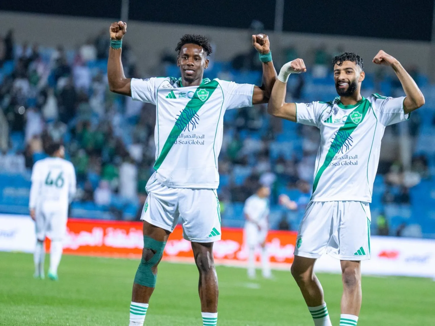 أبو الشامات وزكريا وفرحة الفوز الأخير على الرياض (تصوير: سعد الدوسري)