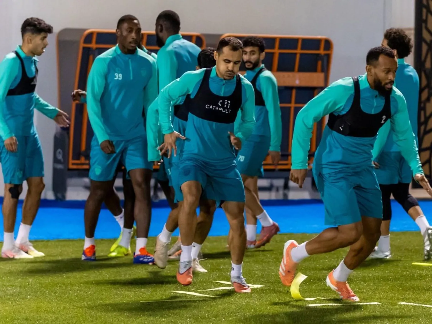 لاعبو الفيحاء خلال استعداداتهم للمباراة (موقع النادي)