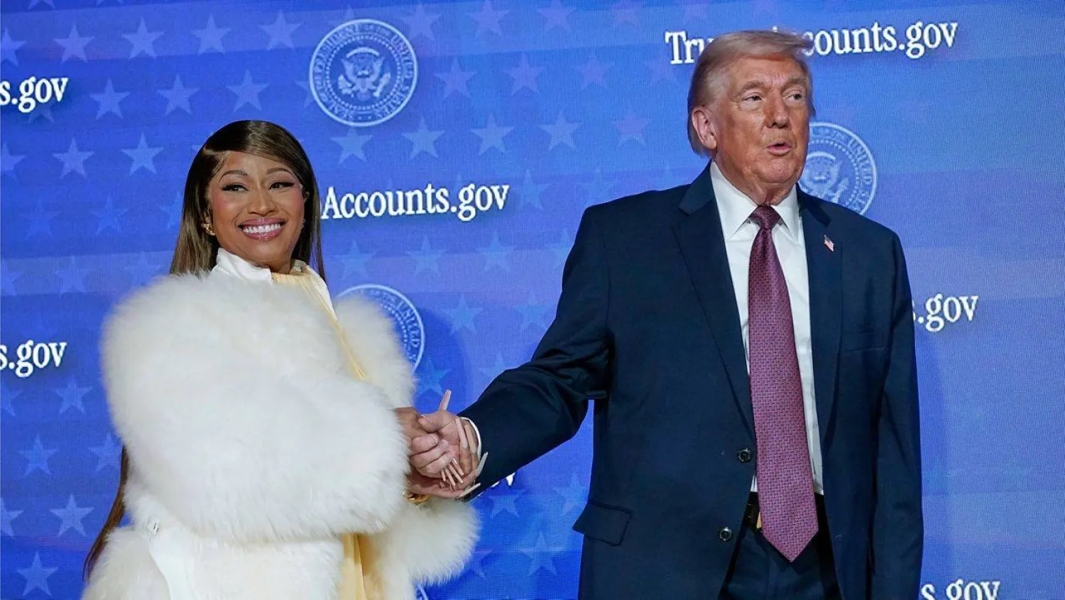 ترمب مع مغنية "الراب" الترينيدادية نيكي ميناج (آ ب)