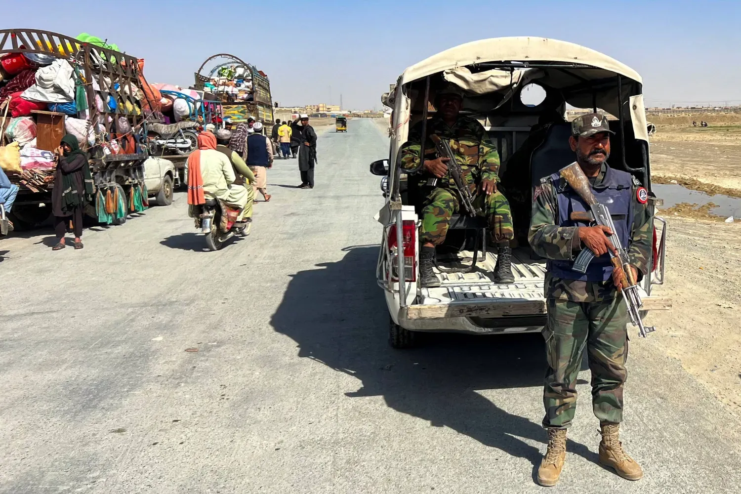  Belucistan polisi, Pakistan ve Afgan güçleri arasında Chaman'daki sınır geçiş noktasında çıkan çatışmanın ardından Chaman sınır kapısına giden yolu koruma altına aldı (Reuters)