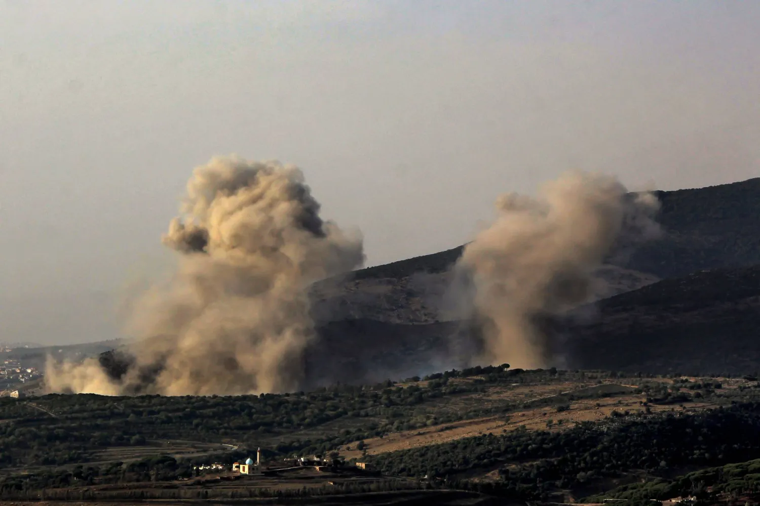 FILED - 10 November 2025, Lebanon, Mahmoudieh: Smoke billows after Israeli air raids on alleged targets of Hezbollah positions in the southern Lebanese village of Mahmoudieh. Photo: Stringer/dpa