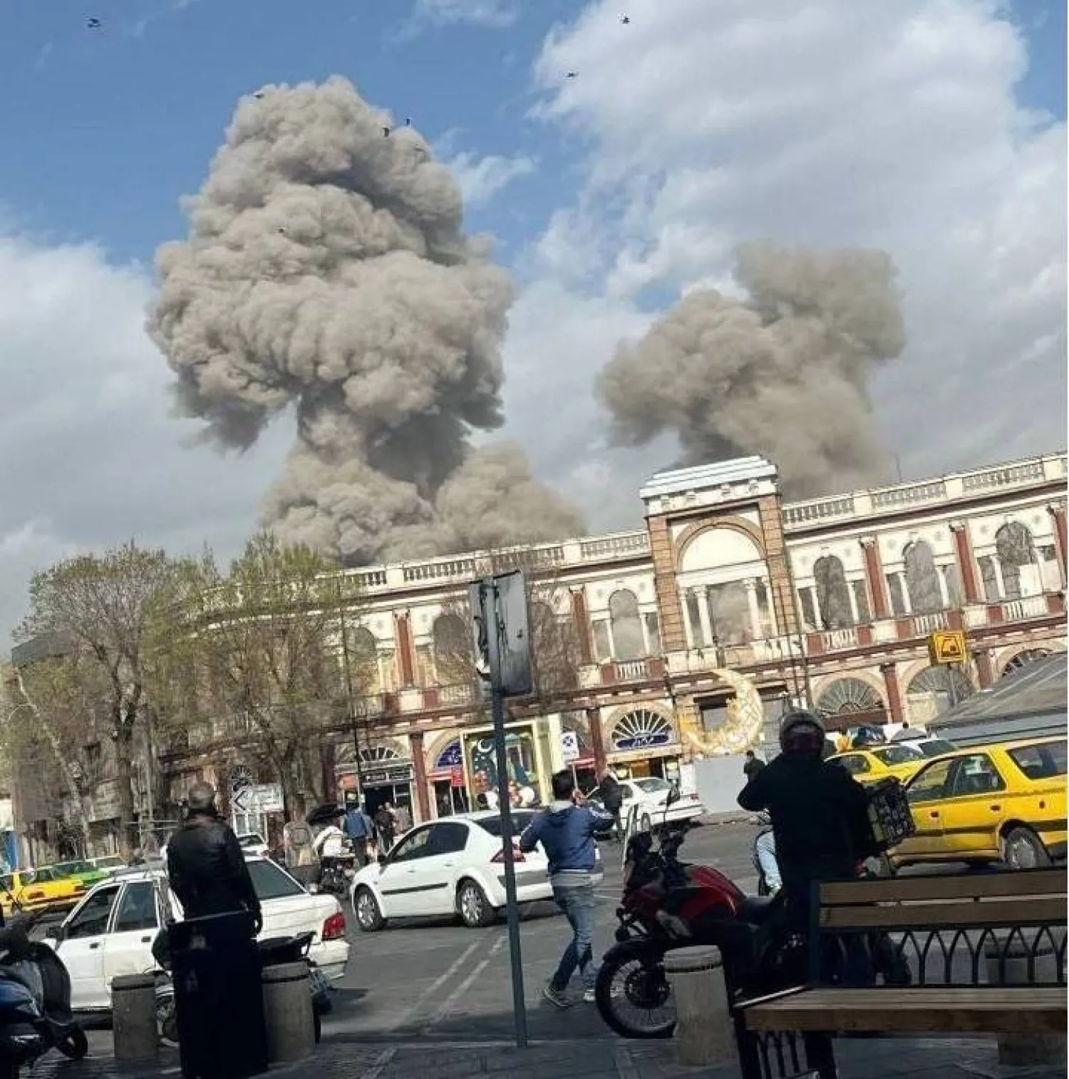 أعمدة الدخان تتصاعد في منطقة باستور