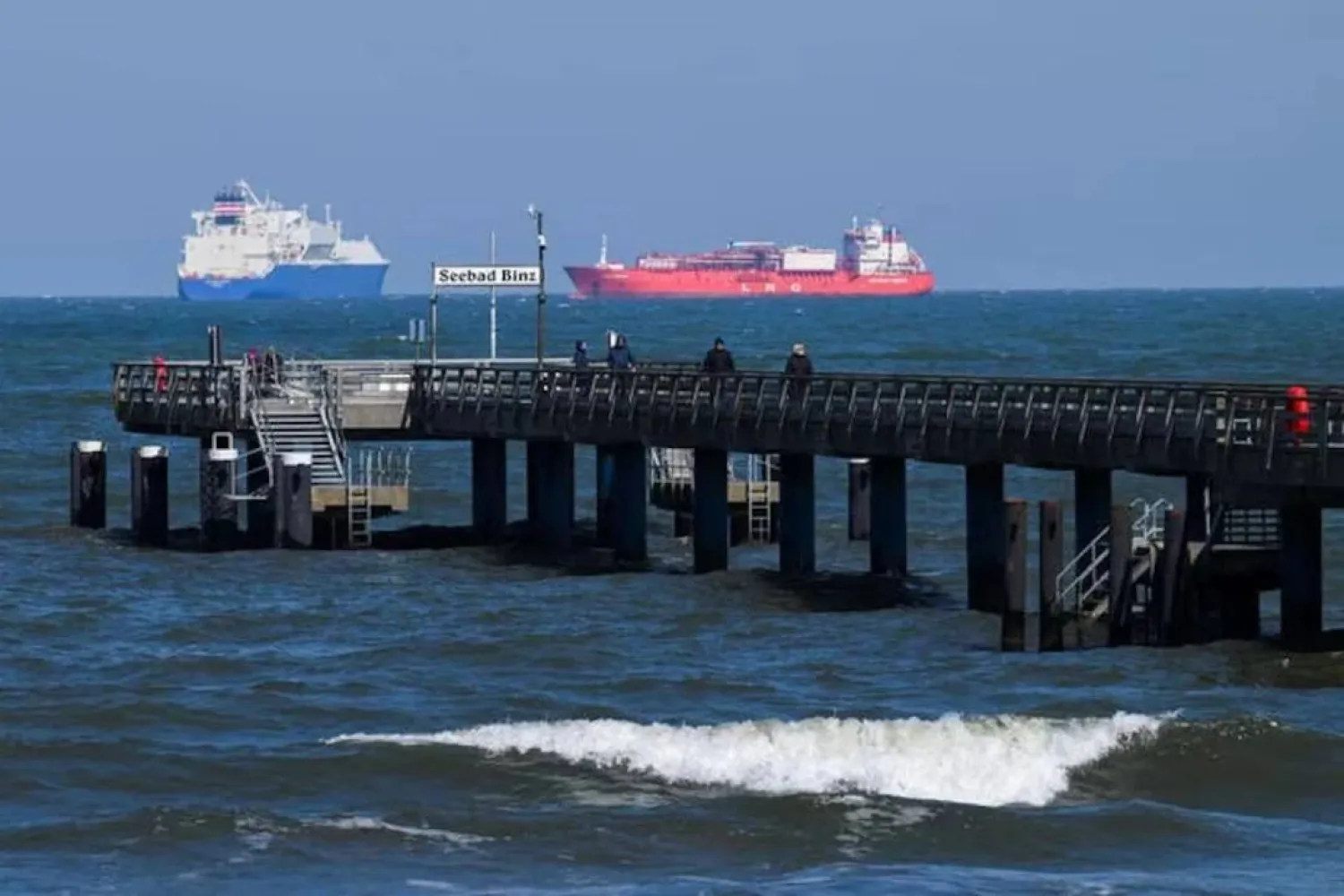 ناقلات غاز بالقرب من ميناء بينز في ألمانيا (رويترز)