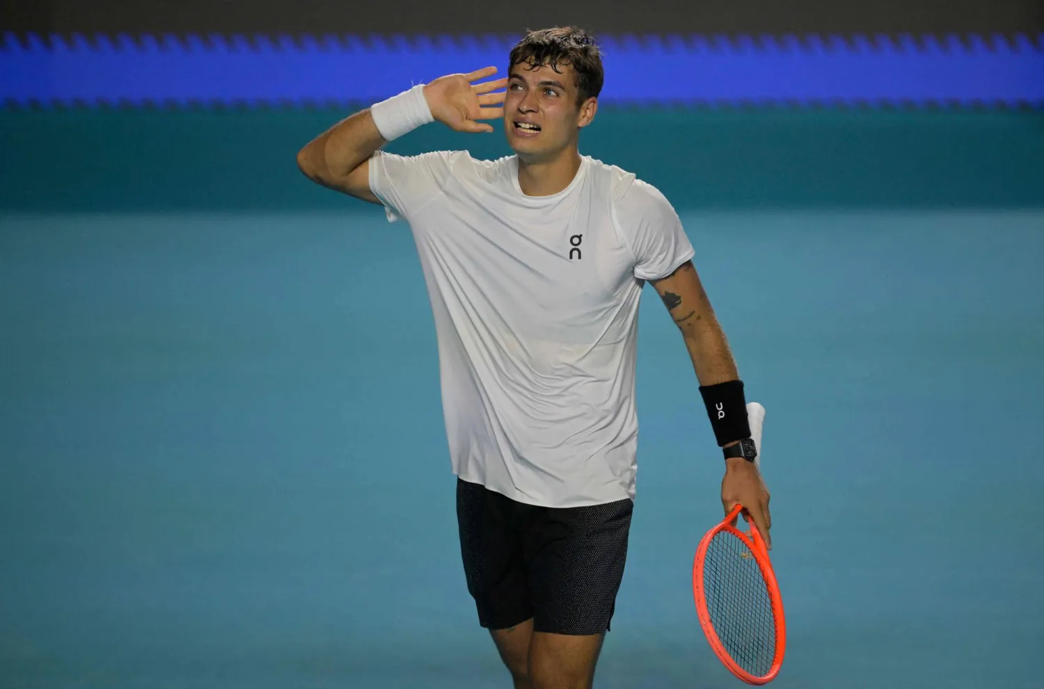 الإيطالي فلافيو كوبولي يحيّي الجماهير بعد فوزه في أكابولكو (أ.ف.ب)