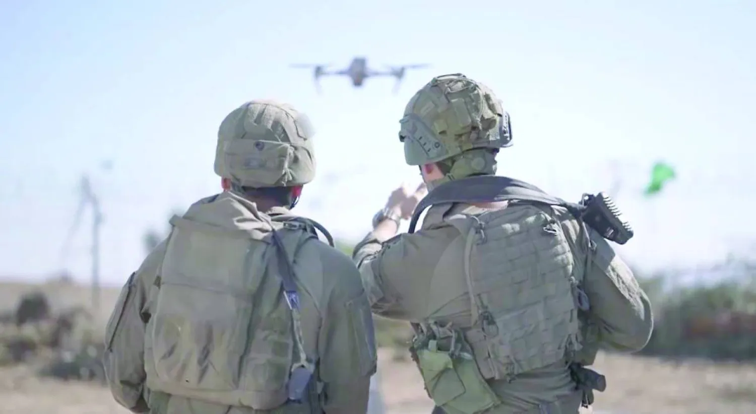 جنديان إسرائيليان يطلقان طائرة مسيّرة (أرشيفية - الجيش الإسرائيلي)