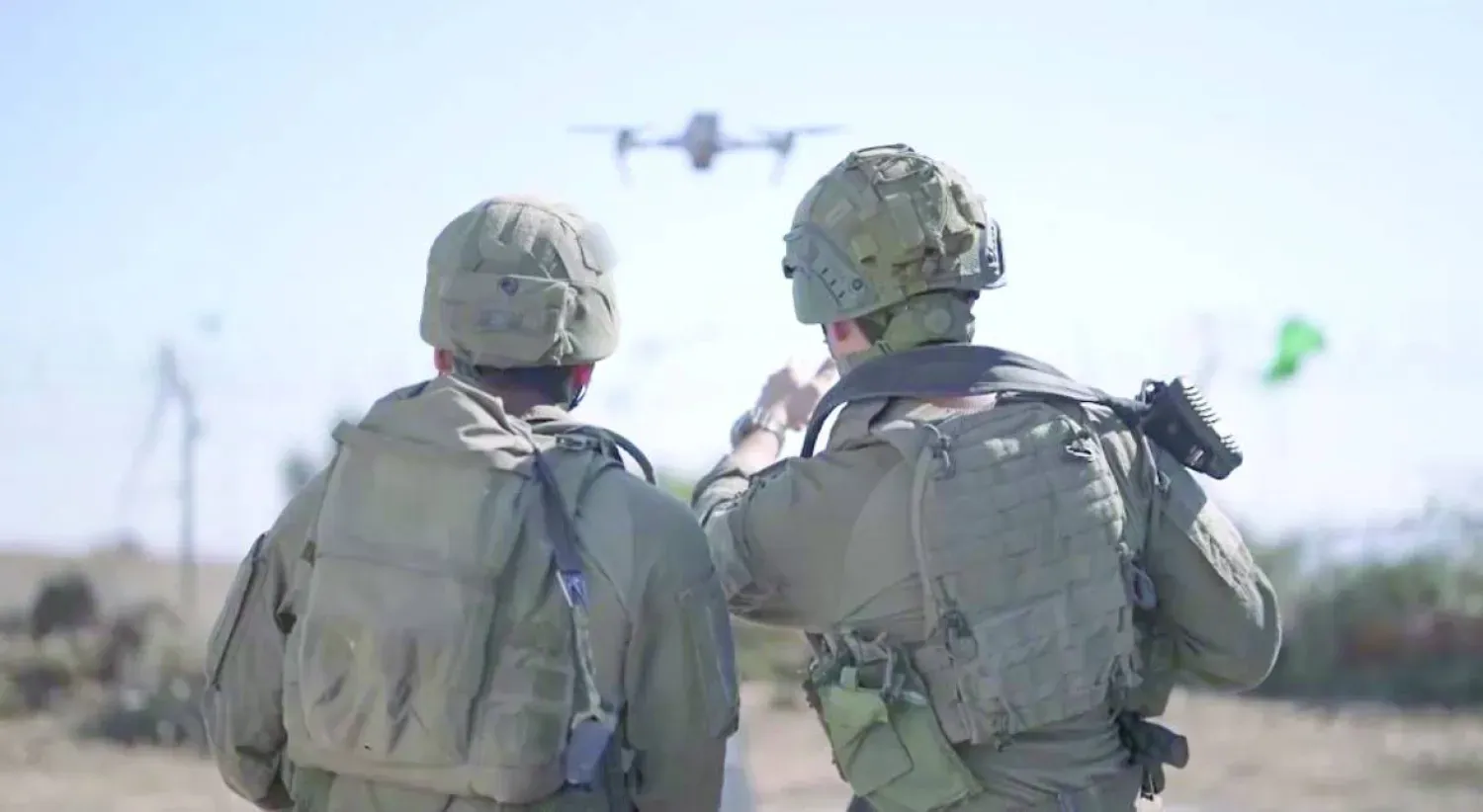 İki İsrail askeri bir insansız hava aracı fırlatıyor. (Arşiv – İsrail ordusu)