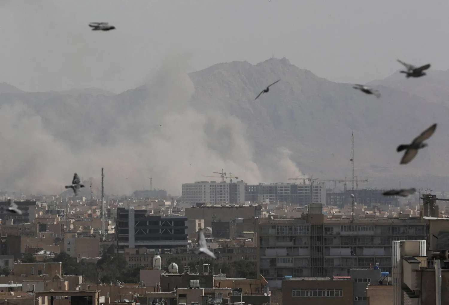 الدخان يتصاعد في أعقاب انفجار بعد أن شنت إسرائيل والولايات المتحدة ضربات على إيران (رويترز)