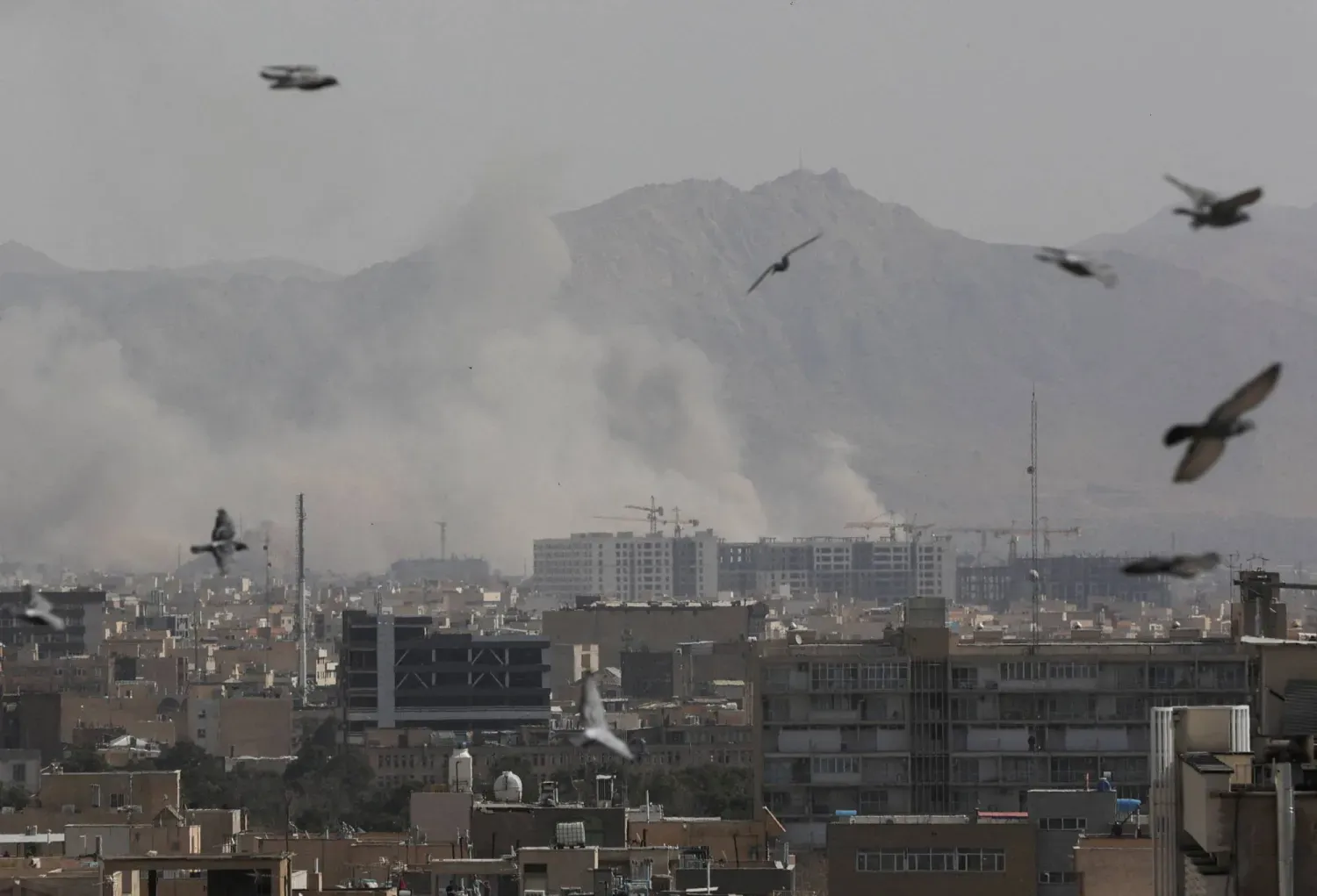 İsrail ve ABD'nin İran'a düzenlediği hava saldırılarının ardından meydana gelen patlamadan duman yükseliyor (Reuters)