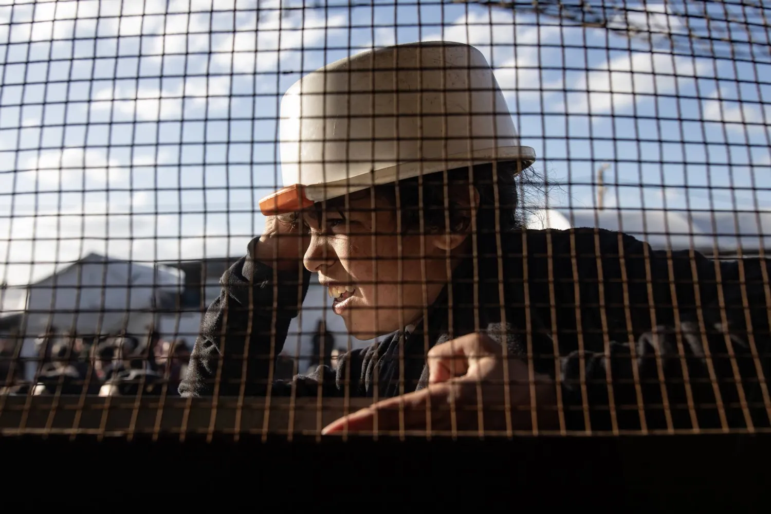 طفل فلسطيني ينتظر للحصول على وجبة طعام من مطبخ خيري في خان يونس جنوب قطاع غزة الخميس الماضي (إ.ب.أ)