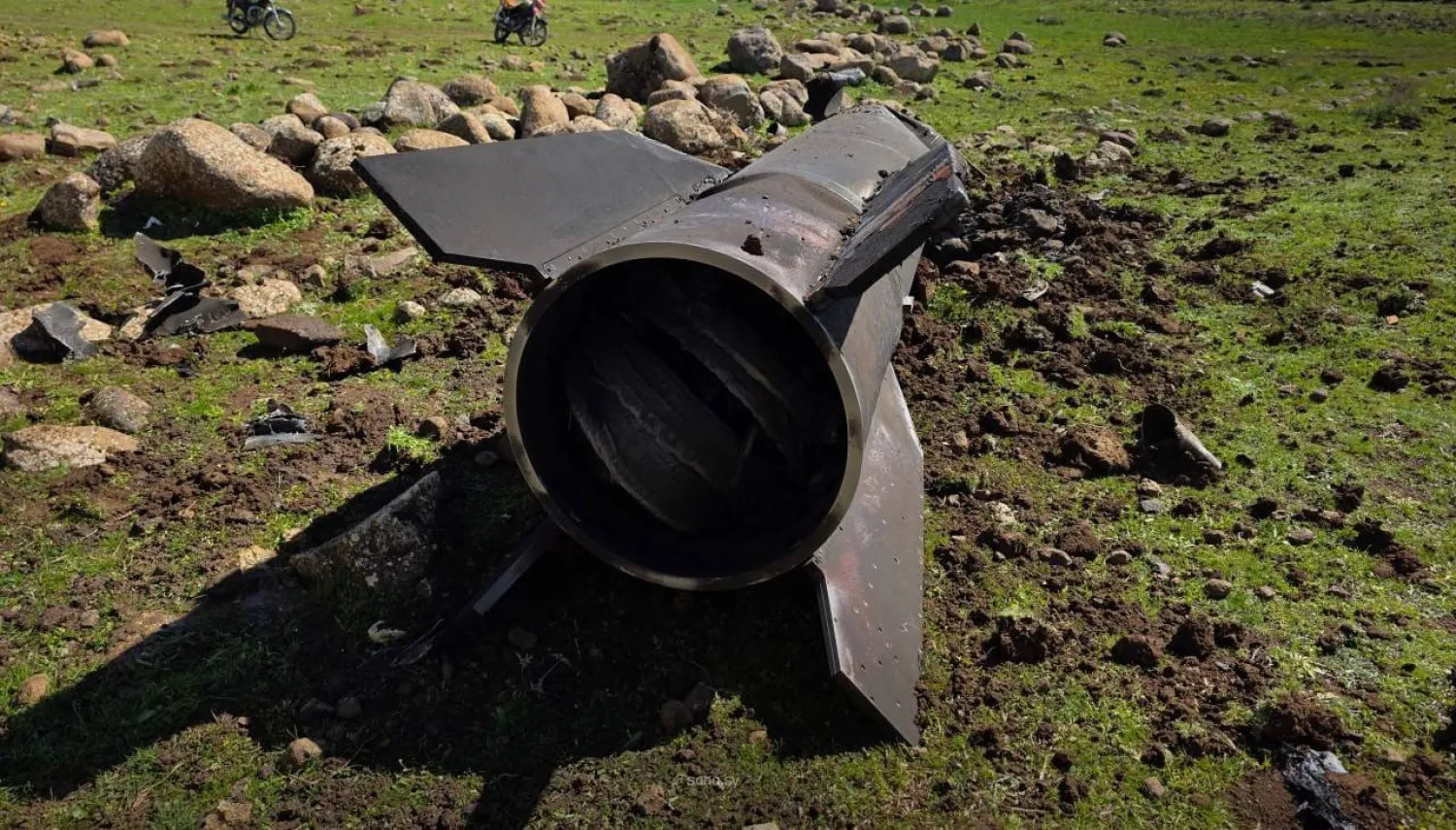 جسم الصاروخ الإيراني الذي سقط في منطقة القنيطرة (سانا)