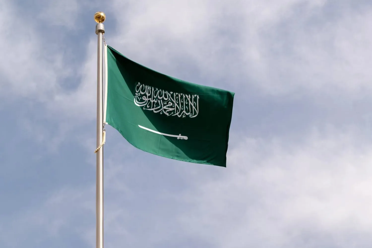 السعودية أكدت أنها ستتخذ جميع الإجراءات اللازمة للذود عن أمنها وحماية أراضيها ومواطنيها والمقيمين فيها (موقع يوم العلم السعودي)