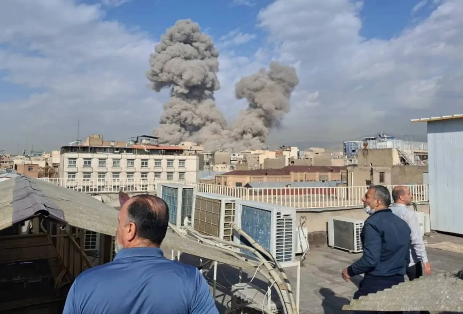 الدخان يتصاعد في الأفق عقب ضربات أميركية إسرائيلية استهدفت العاصمة طهران (أ.ب)