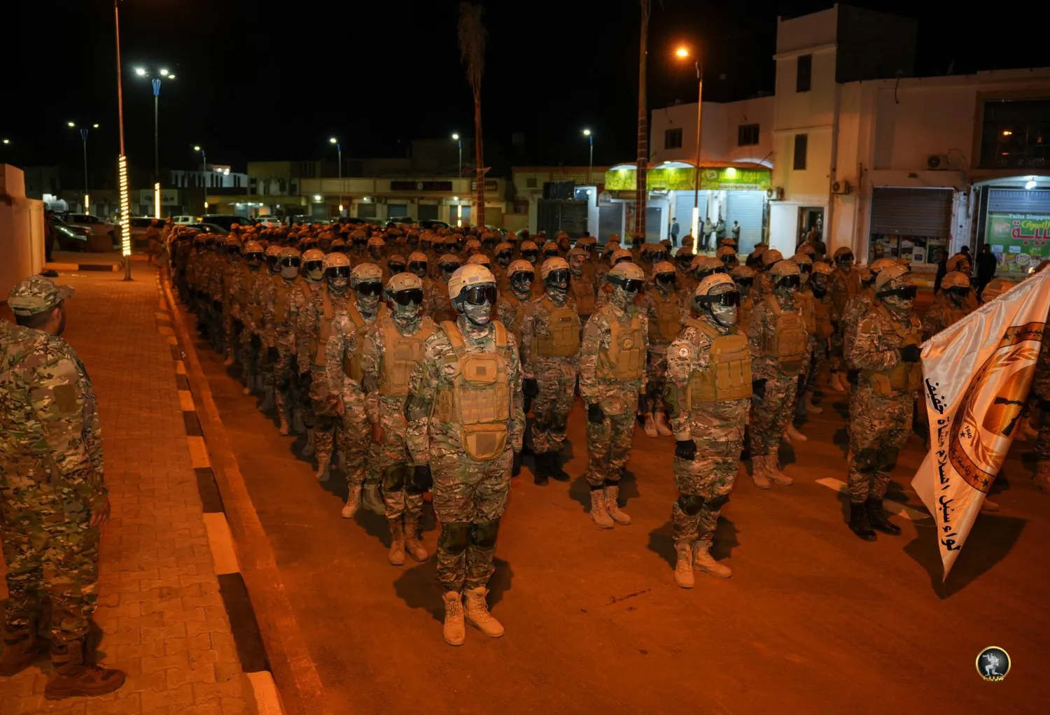 «لواء سبل السلام» التابع لقوات «الجيش الوطني الليبي» في اصطفاف ليلي بأحد شوارع مدينة الكفرة (إعلام القيادة العامة)