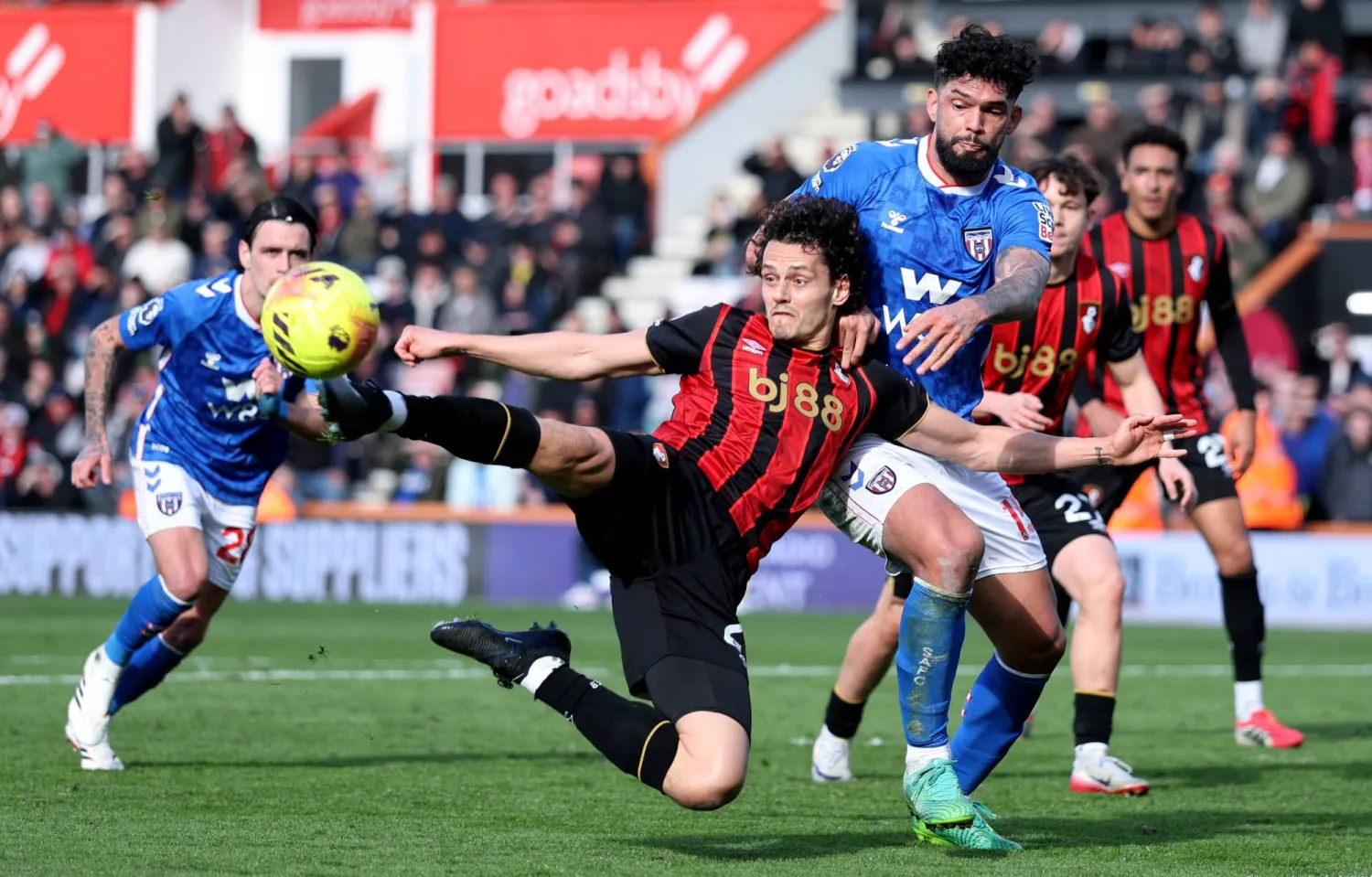 سندرلاند ينتزع التعادل مع مضيّفه بورنموث (رويترز)