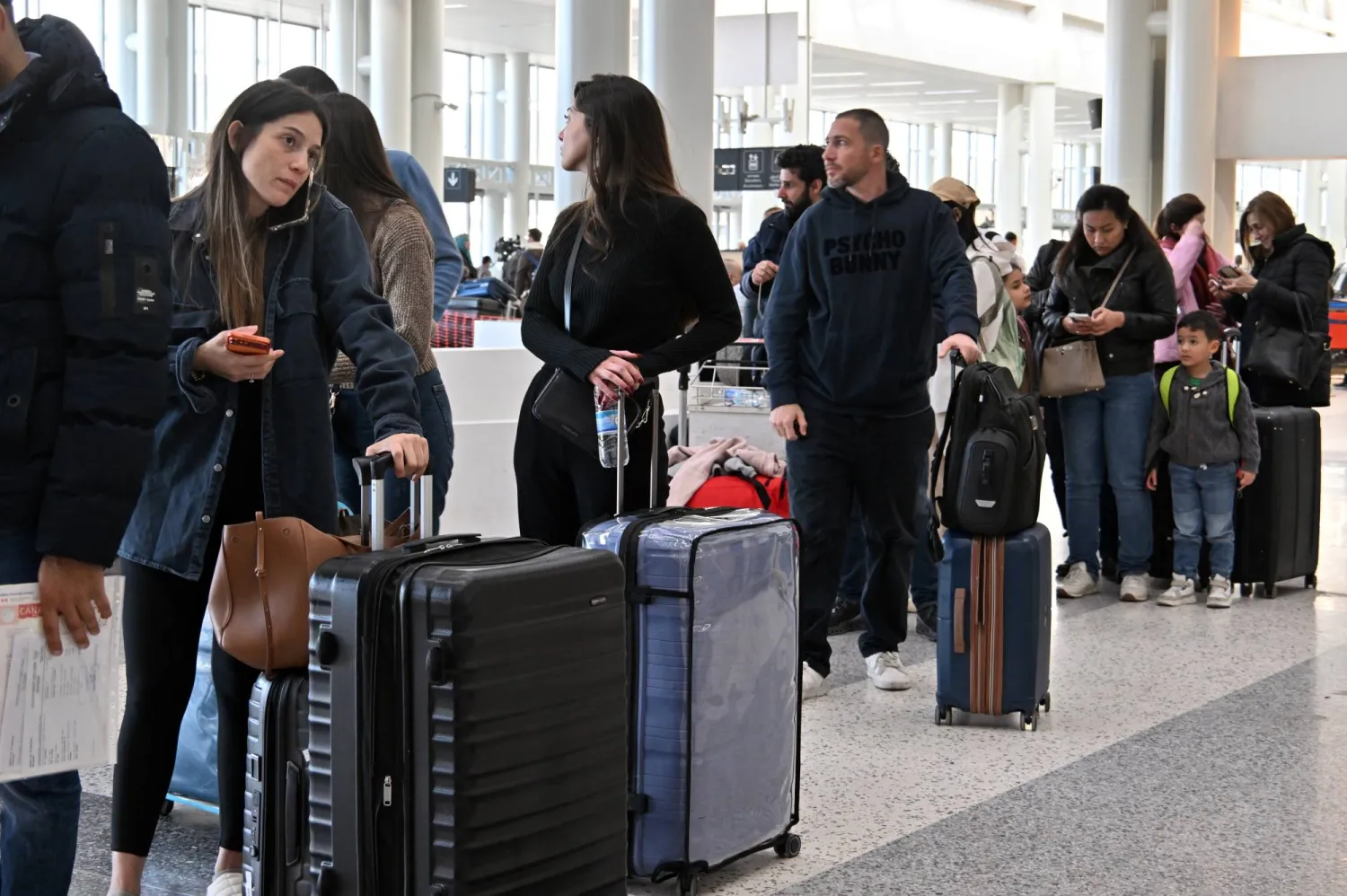 مسافرون ينتظرون في مطار رفيق الحريري الدولي في بيروت بعد إلغاء رحلاتهم بسبب الحرب الأميركية - الإيرانية (أ.ب)