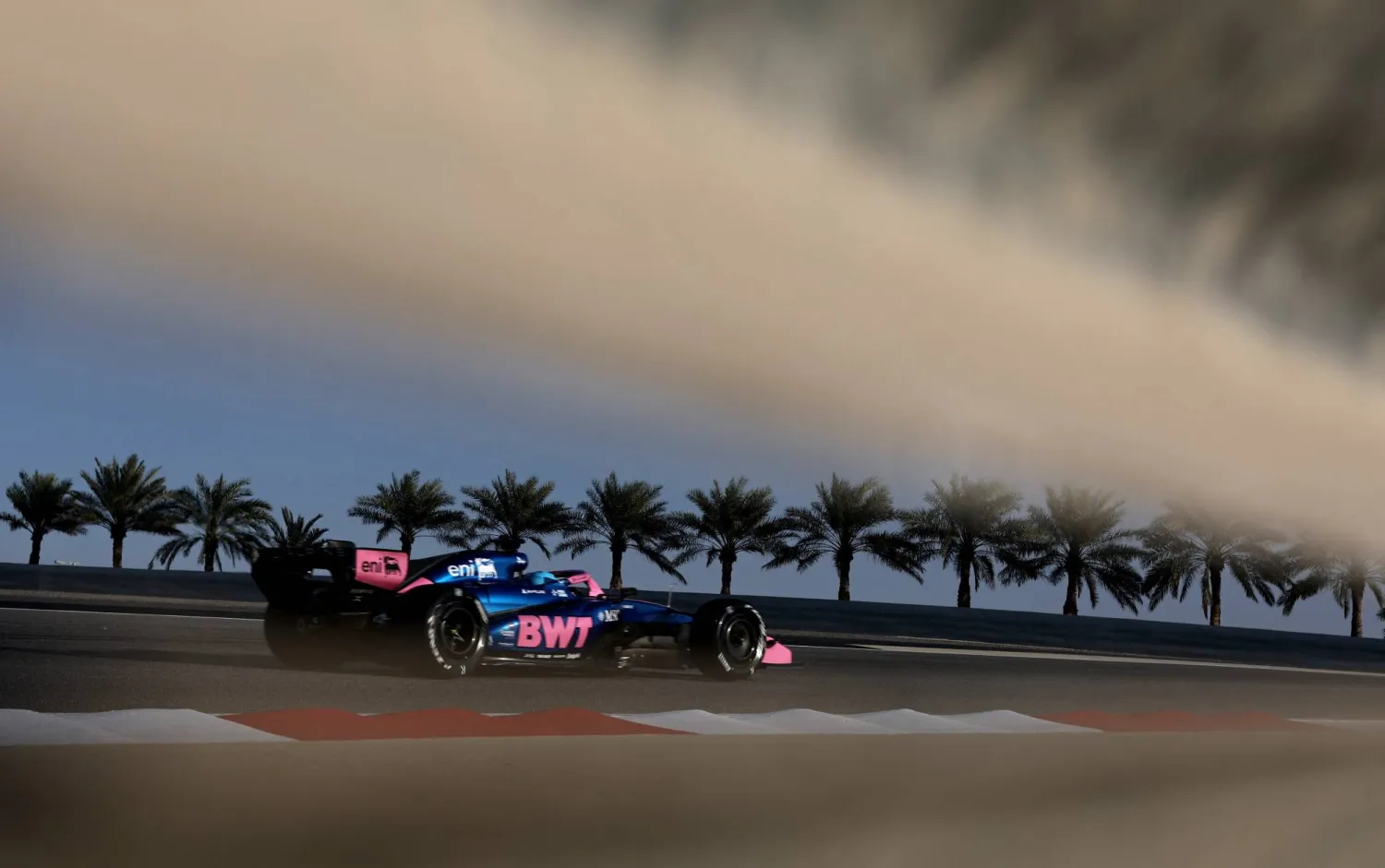 حلبة الصخير بالبحرين ستستضيف الجولة الرابعة من بطولة العالم للفورمولا 1 (رويترز)