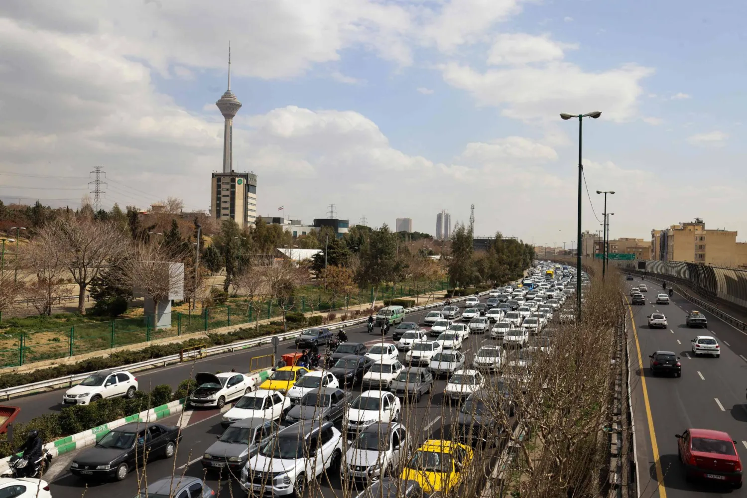 زحمة سير في إحدى الطرق السريعة وسط طهران (أ.ف.ب)