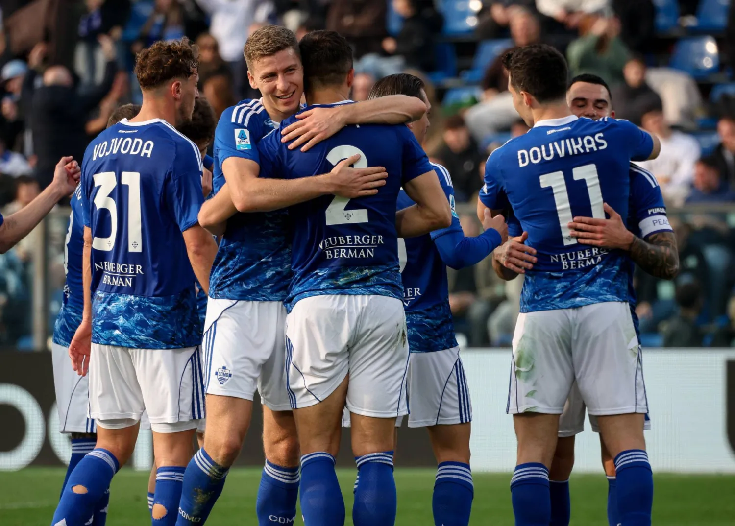 فرحة لاعبي كومو بالفوز على ليتشي (إ.ب.أ)