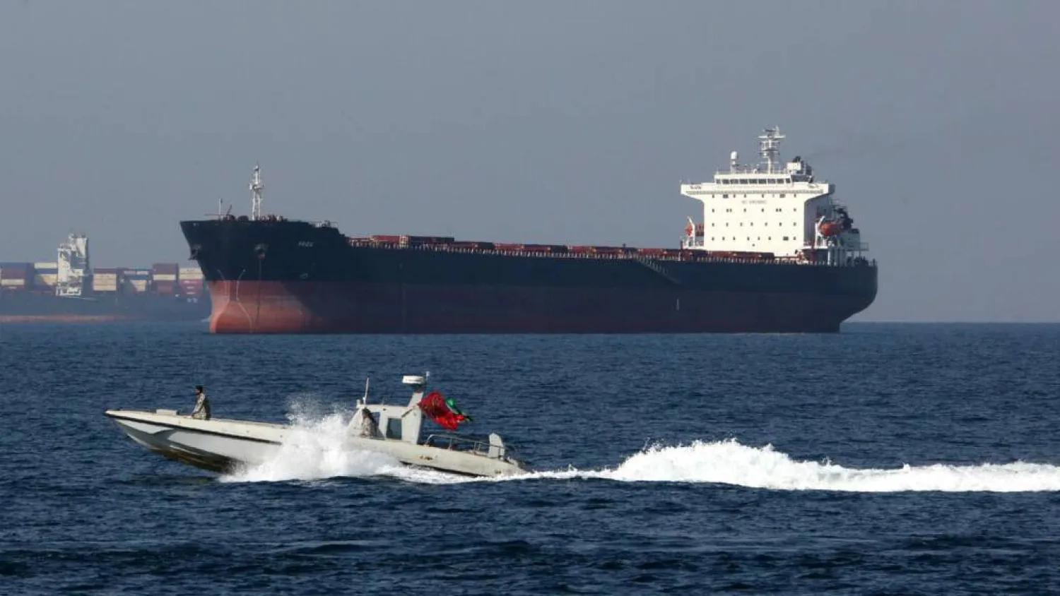 جنود إيرانيون بالقرب من ناقلة نفط في مضيق هرمز (أرشيفية - أ.ف.ب)