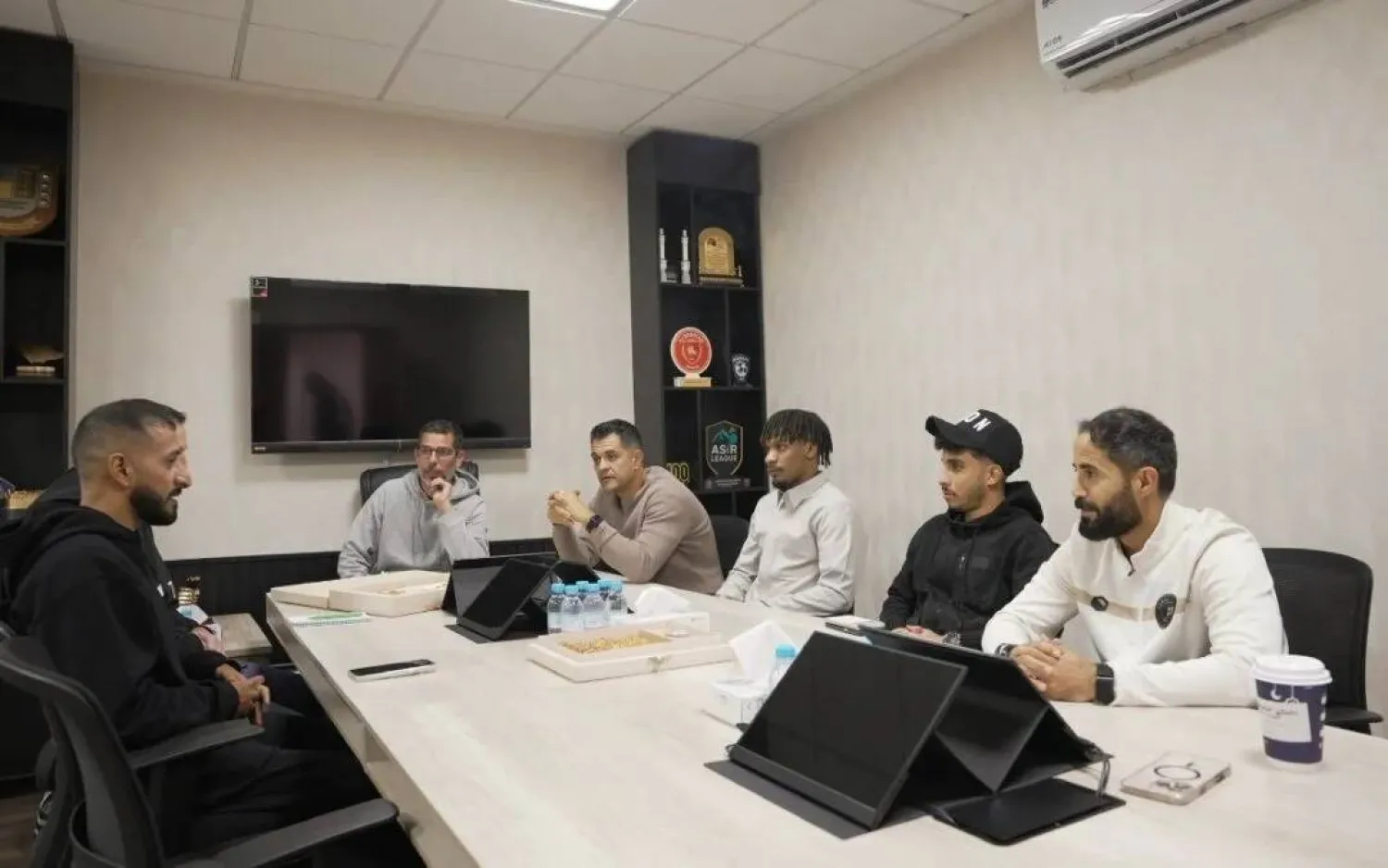 من زيارة الجهاز الفني المساعد للمنتخب السعودي لنادي ضمك (موقع النادي)