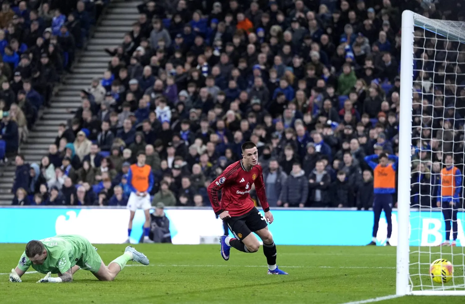 سيسكو يهز شباك إيفرتون بهدف فوز مانشستر يونايتد (د.ب.أ)