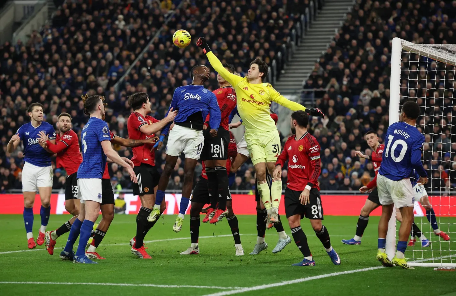 في المباراة التي فاز فيها يونايتد على إيفرتون أظهر لامينز ثقة لا حدود لها مُنقذاً مرماه من هجمات خطيرة (رويترز)