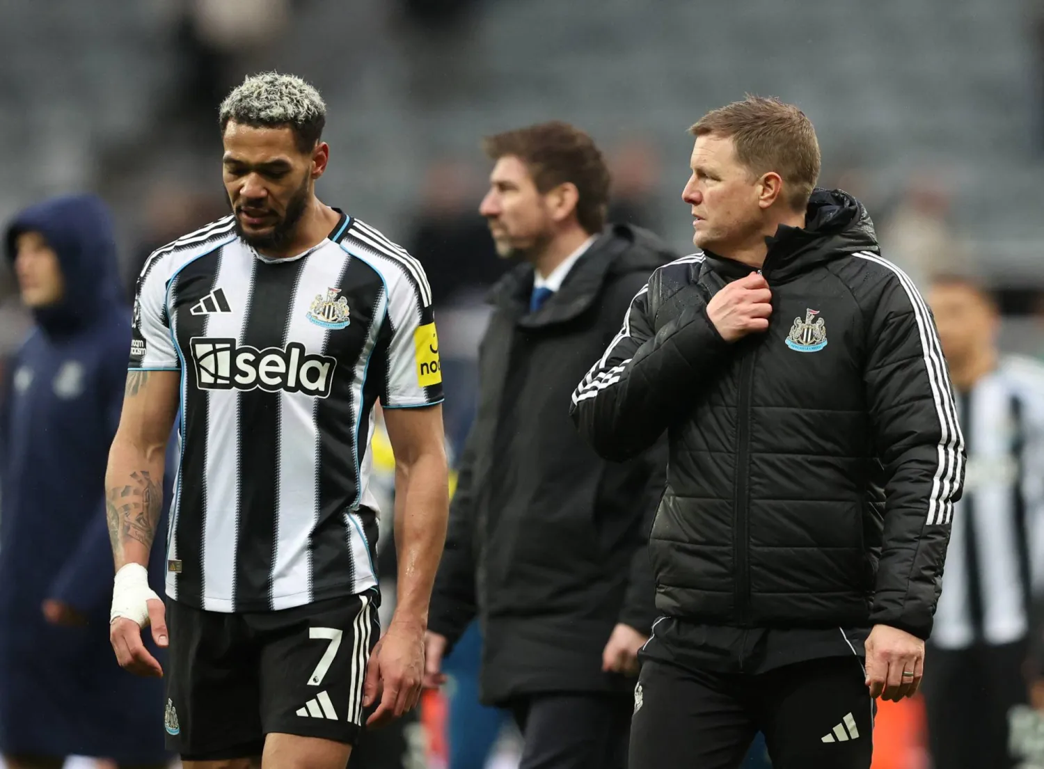 هاو مع لاعبه جويلينتون بعد نهاية المباراة (رويترز)