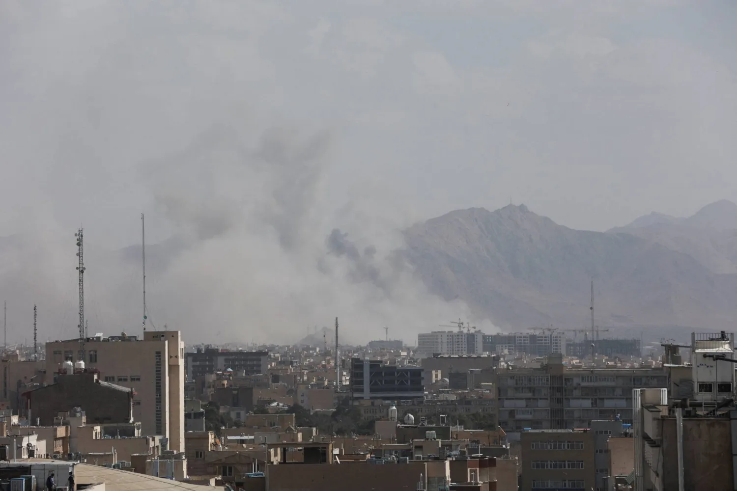 دخان يتصاعد عقب انفجار إثر الهجوم الأميركي - الإسرائيلي في طهران (رويترز)