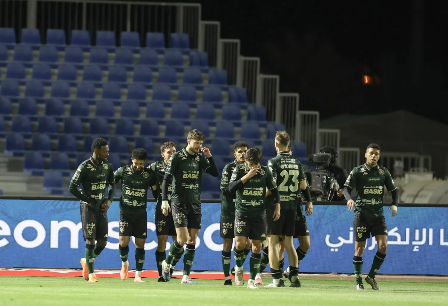 لاعبو الخلود يحتفلون بهدف باهبري الثاني (تصوير: عدنان مهدلي)